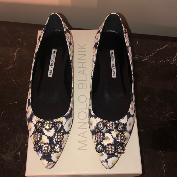 Manolo Blahnik Shoes - Manolo Blahnik Hangisi Floral Flats🌸